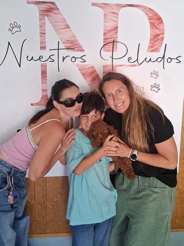 entrega de perrito a familia nuestros peludos